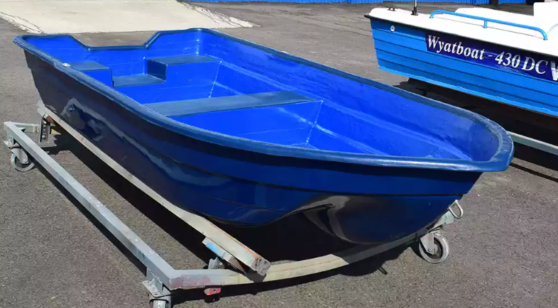 Стеклопластиковая лодка Neman-340 (тримаран) в Махачкале