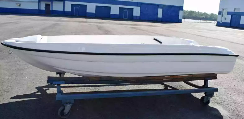 Стеклопластиковая лодка Пингвин (тримаран) в Махачкале