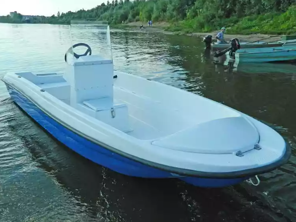 Стеклопластиковая лодка Пингвин с консолью (тримаран) в Махачкале
