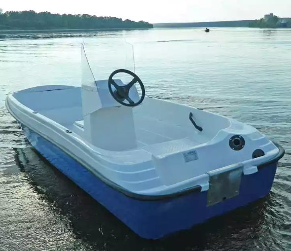 Стеклопластиковая лодка Пингвин с консолью (тримаран) в Махачкале