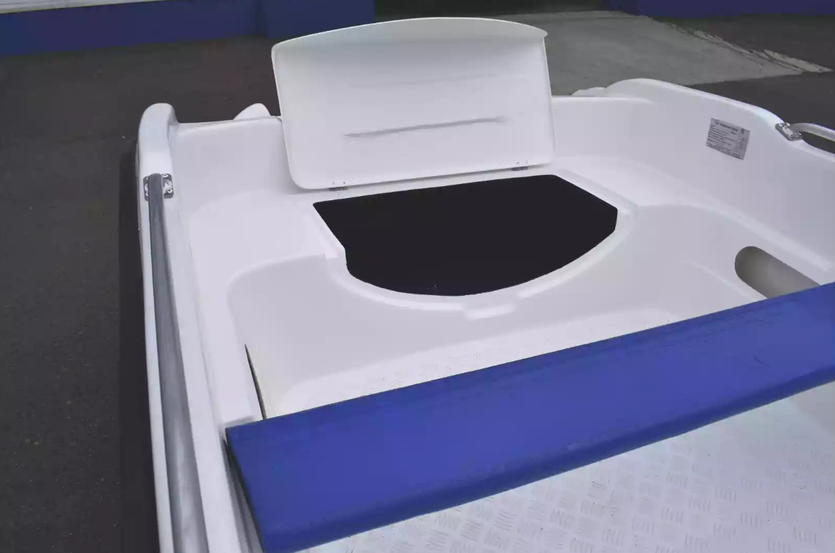 Стеклопластиковая лодка Пингвин New (тримаран) в Махачкале