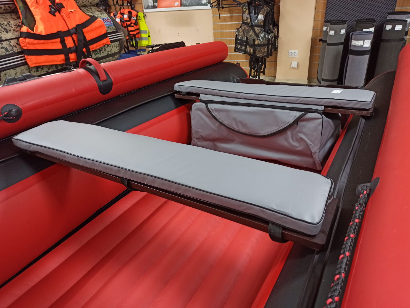 КОМПЛЕКТ МЯГКИХ НАКЛАДОК С СУМКОЙ ДЛЯ ЛОДОК 110Х20 СЕРЫЙ в Махачкале