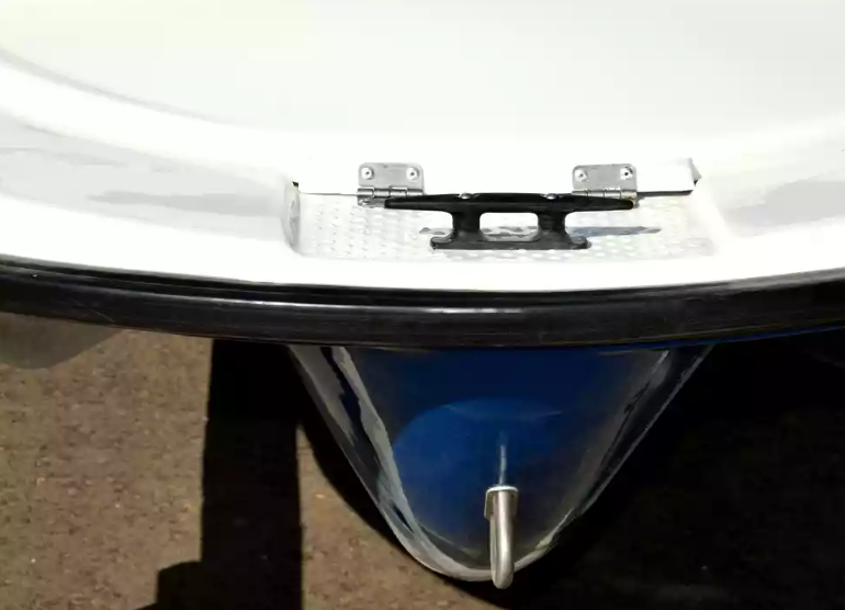 Стеклопластиковая лодка Пингвин с консолью (тримаран) в Махачкале