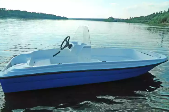 Стеклопластиковая лодка Пингвин с консолью (тримаран) в Махачкале
