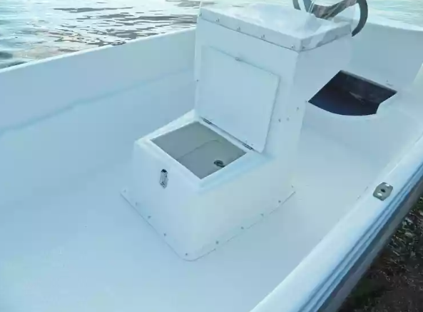 Стеклопластиковая лодка Пингвин с консолью (тримаран) в Махачкале