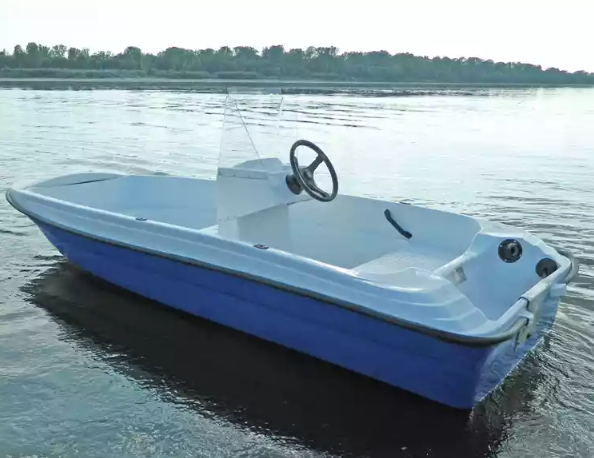 Стеклопластиковая лодка Пингвин с консолью (тримаран) в Махачкале