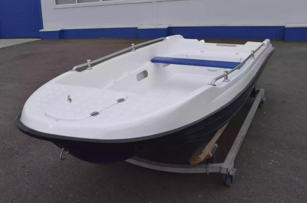 Стеклопластиковая лодка Пингвин New (тримаран) в Махачкале