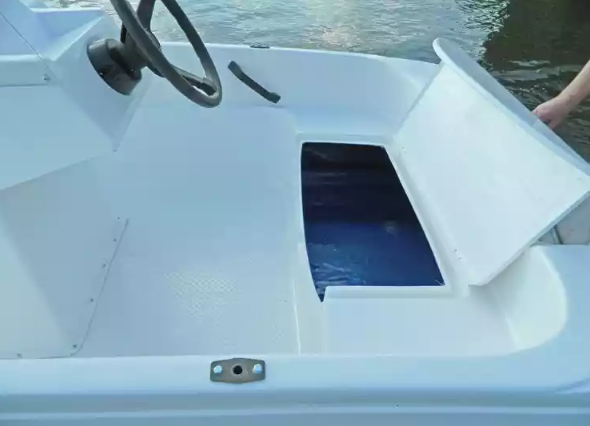 Стеклопластиковая лодка Пингвин с консолью (тримаран) в Махачкале